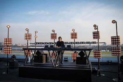 Cattáneo en el Aeroparque de Buenos Aires, en uno de los DJ Sets vía streaming que hizo durante la cuarentena de 2020