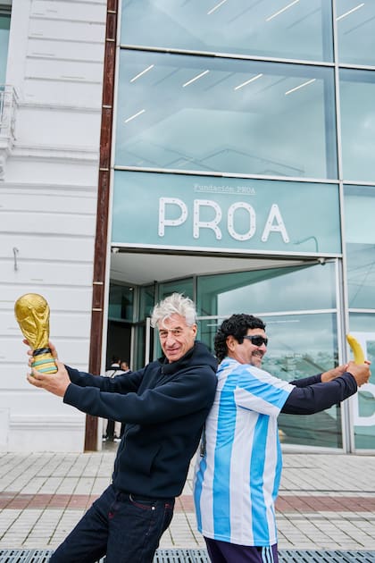 Cattelan ensayó varias poses junto al doble de Maradona en Proa