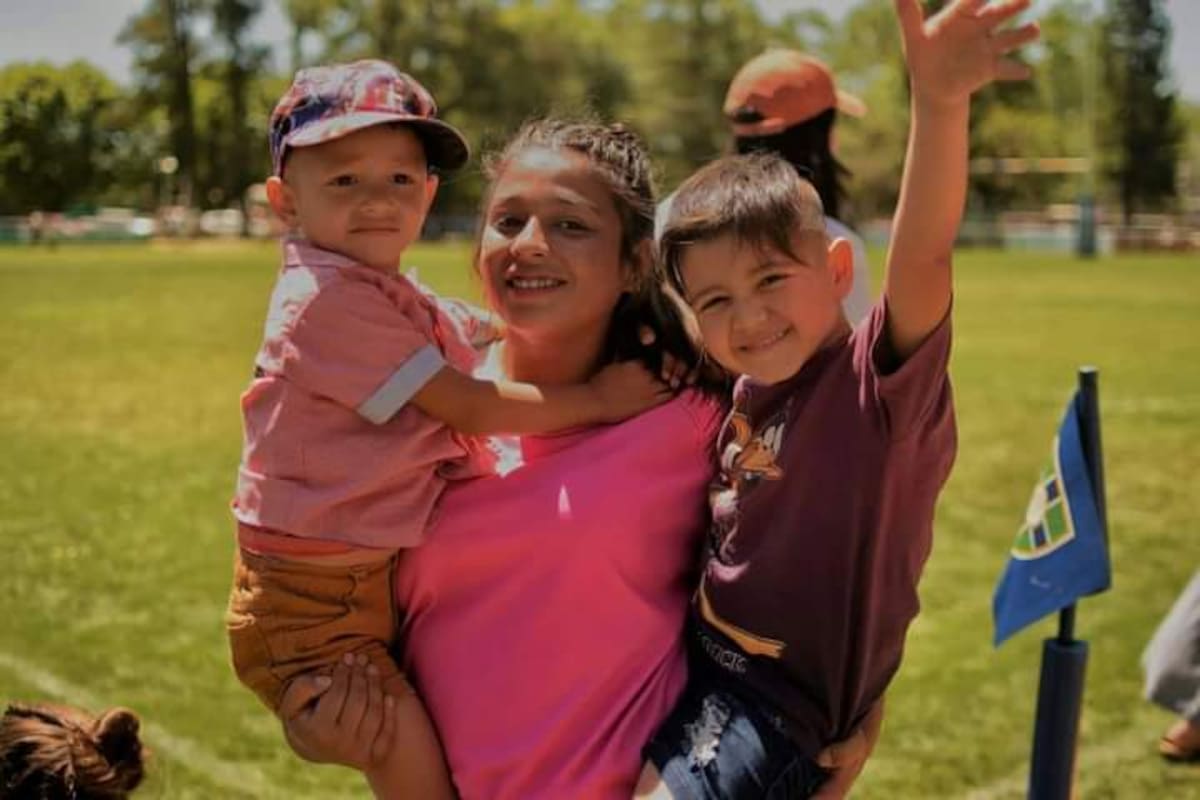 Caty Cantero junto a sus dos hijos: el rugby fue unas de las actividades que más la ayudaron durante el encierro