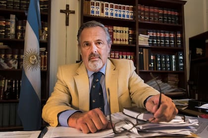 Para el juez Villafuerte Ruzo, Carlitos Menem murió porque piloteó el helicóptero como jamás debió pilotearlo: a baja altura, sobre el cantero de tierra que separa los carriles de la ruta 9