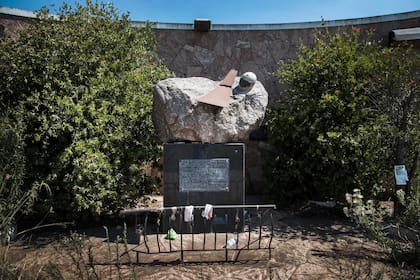 El monolito que mandó construir Zulemita Menem a un costado de la ruta 9, a metros del lugar donde se estrelló su hermano, se encuentra abandonado y semidestruido