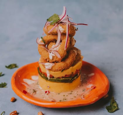 Causa, plato clásico de la gastronomía limeña, presentada con la magia de Dángelo, el creador de Asu Mare