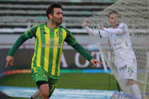 Cauteruccio celebra, igual que Aldosivi, que le ganó a Colón y sube en la tabla