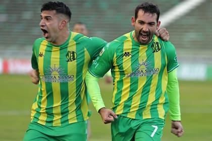 Cauteruccio grita uno de sus dos goles a Vélez. Luego, habló sobre lo que sufre el plantel
