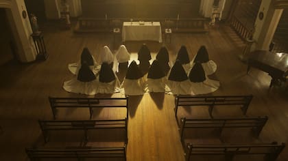 Cautiva, creada y dirigida por Paula Hernández y Jazmín Stuart, camina en dos tiempos: ese pasado que descubre el mundo del convento, sus rituales, su rígida disciplina; y el presente, signado por la huida de Clara y su desconcierto, la urgencia por revelar lo que permanece oculto incluso para ella misma
