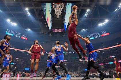 Cavaliers igualan su segunda mejor campaña con 61 triunfos al remontar y vencer 124-105 a Knicks