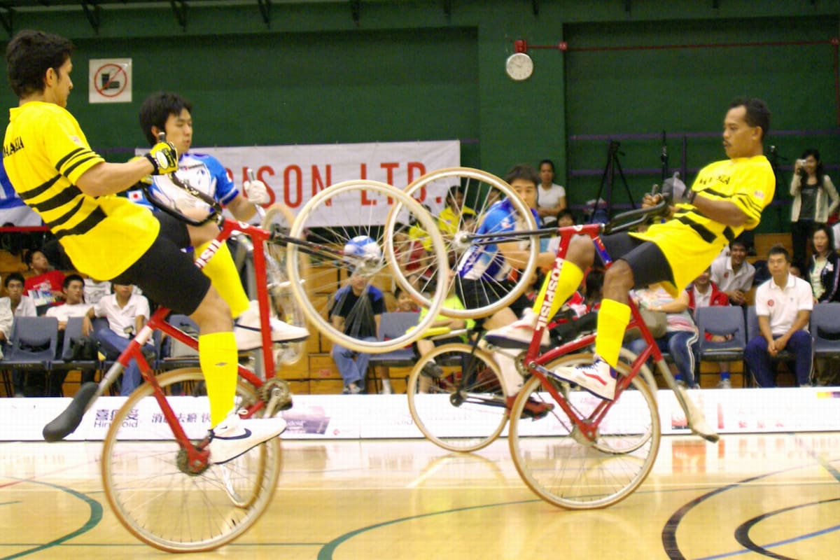 Cavallino rampante en bicicleta: una extraña forma de disputa del balón en el ciclobol, con manubrio altos y asientos retrasados.