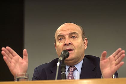 Cavallo anunció el corralito en conferencia de prensa