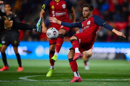 Cavallo es lateral izquierdo del Adelaide United