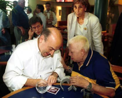 Domingo Cavallo, en campaña, recorrió el barrio de La Boca y no perdió oportunidad de sacarse una foto con La Raulito. Detrás de ellos, Martha Oyhanarte