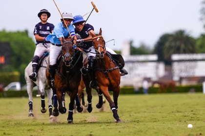 Cavanagh y Guillermo Caset en una corrida hacia el arco de Ellerstina en los últimos minutos, cuando Cría La Dolfina ya ganaba; la acción no prosperó, pero le sirvió al ganador para cuidar la ventaja lejos de sus mimbres.