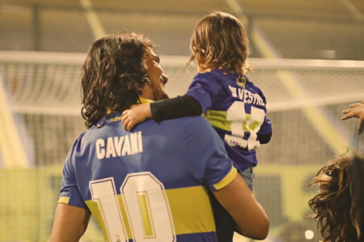 Cavani con su hijo Silvestre en brazos, en plena Bombonera