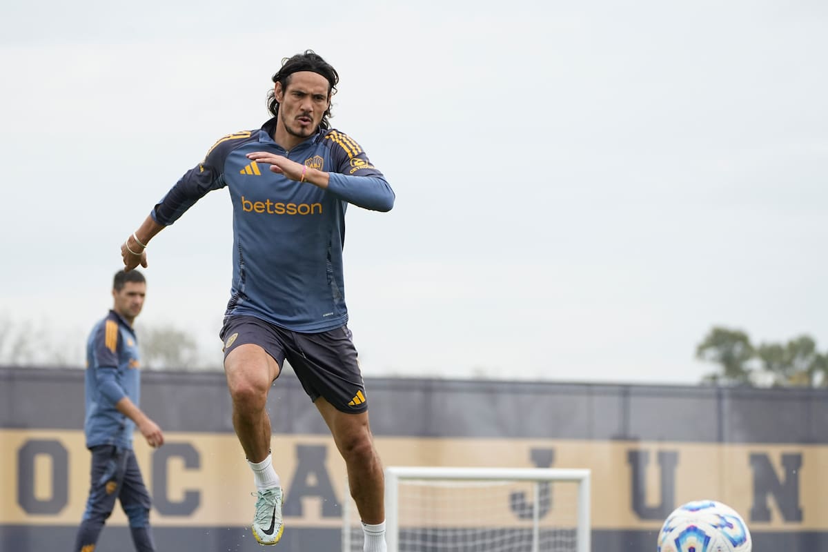 Cavani, de flojo presente, fue suplente en la práctica de este miércoles