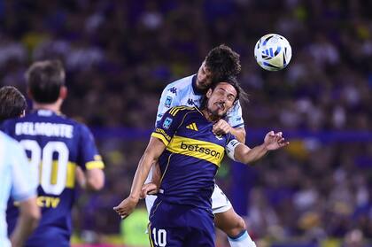 Cavani en una pelota aérea dividida: el capitán no pesó en el partido