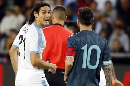 Cavani invita a pelear a Messi; en argentino no se quedó atrás y lo desafió