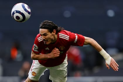 Cavani, jugando para Manchester United at Tottenham Hotspur (Photo by Adrian DENNIS / POOL / AFP) /