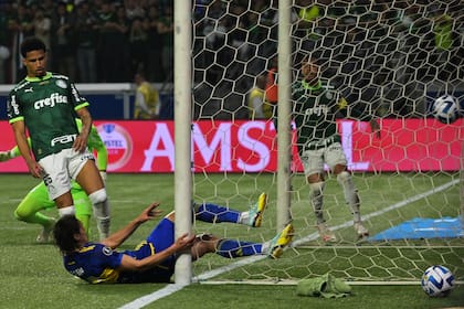 Cavani le pone un broche a la gran corrida y jugada de Merentiel: fue el 1-0 de Boca ante Palmeiras