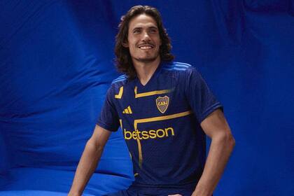 Cavani luce una camiseta alternativa de Boca de 2024, con el diseño de la bandera sueca