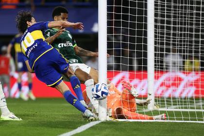 Cavani no llega al rebote que dio el arquero tras un remate de Barco; Boca Juniors empató con Palmeiras 0-0 en la Bombonera, por la primera semifinal de la Copa Libertadores