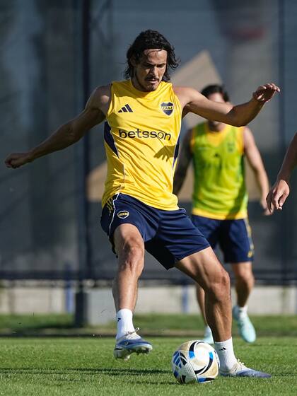 Cavani se entrena a la par, pero Ubeda, por ahora, apuesta por Milton Giménez
