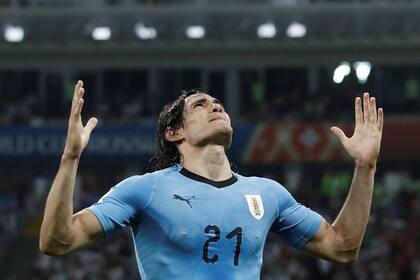 Cavani se fue lesionado después de los dos goles