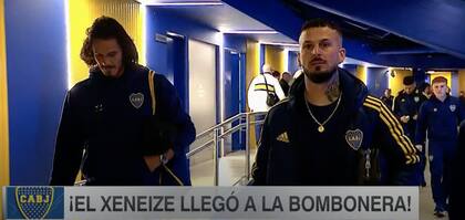 Cavani y Benedetto, mientras ingresaban a la zona de vestuarios de la Bombonera