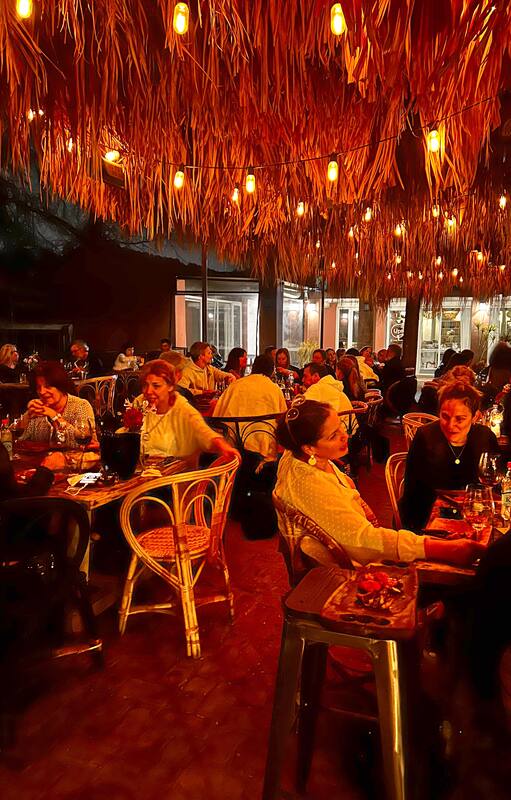 Ideal para las noches cálidas y templadas, las mesas en el jardín de la Green Gallery.