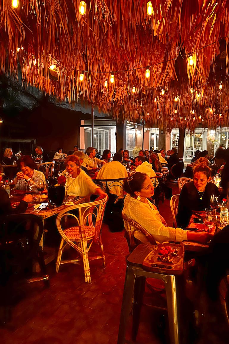 Ideal para las noches cálidas y templadas, las mesas en el jardín de la Green Gallery.