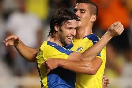 Cavenaghi celebra en su primera presentación en Apoel