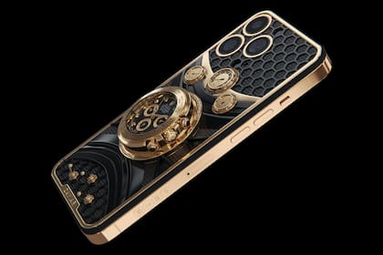 Caviar creó un iPhone 14 Pro bañado en oro que tiene un Rolex Daytona incrustado en el dorso. Sólo se harán 3 unidades y tiene un precio de 135.000 dólares