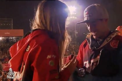 Cavigliasso y su declaración ante su novia, en el podio del Dakar
