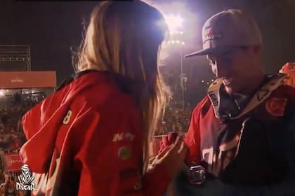 Cavigliasso y su declaración ante su novia, en el podio del Dakar