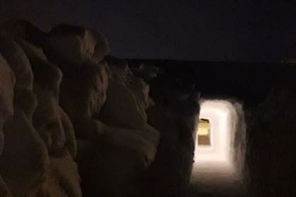 Atento a los detalles, cuando terminó de construir el túnel, Betolini alisó las paredes, aplastó la nieve del piso y colocó luces para alumbrar en la noche o la madrugada.