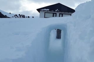 Caviahue bajo nieve: un vecino cavó un túnel de 10 metros para salir de su casa