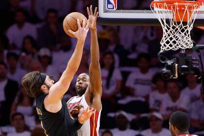 Cavs barren al Heat y logran la serie más desigual en la historia de playoffs de la NBA