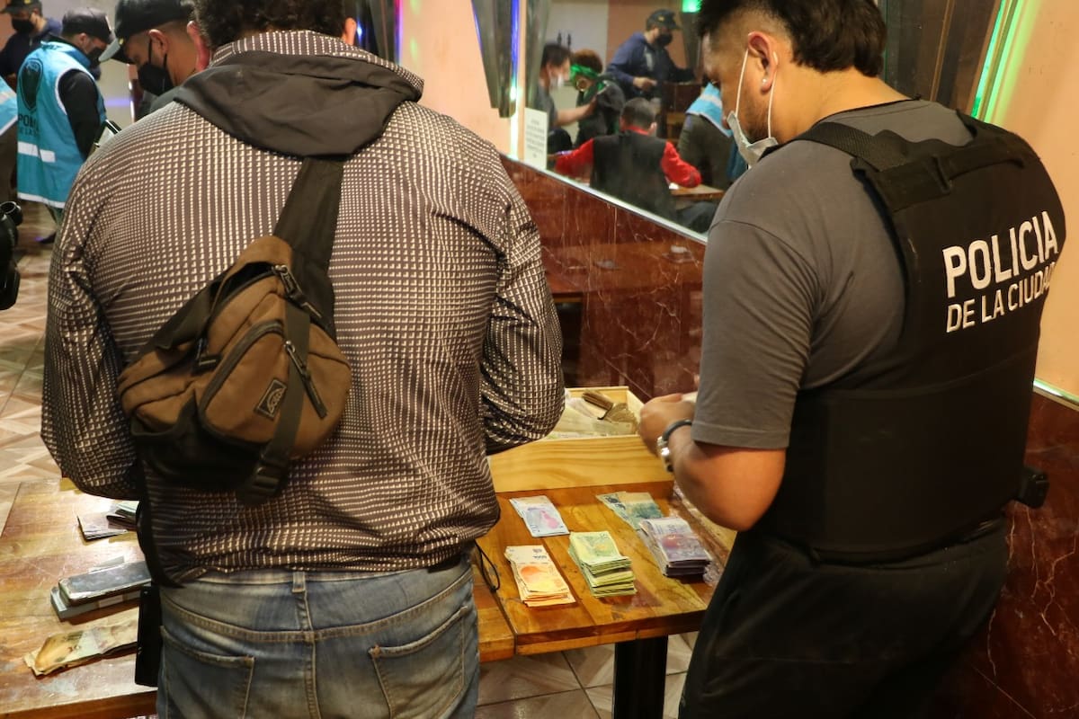 Cayeron "Los Reyes de Constitución": tenían un bar con venta de drogas