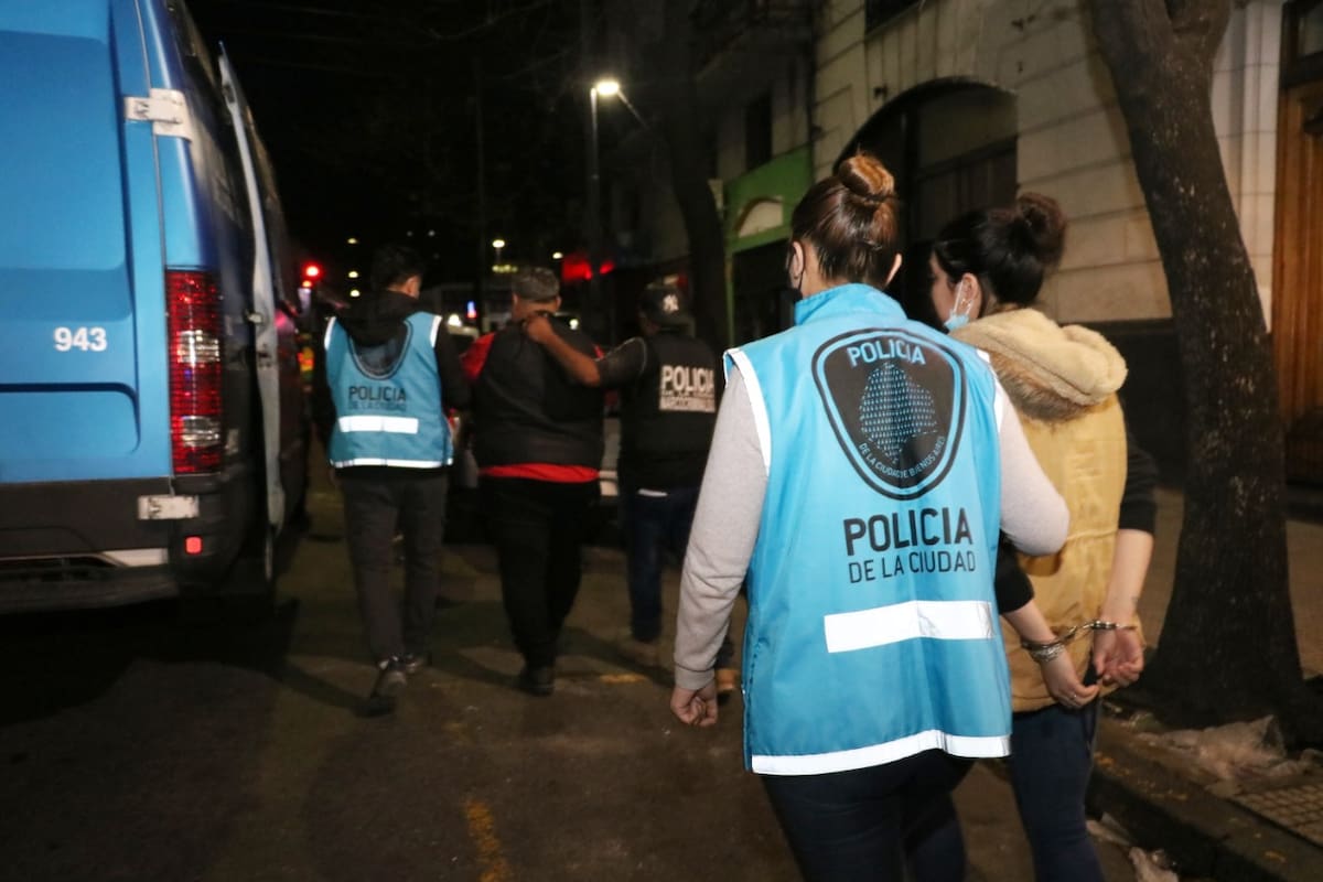 Cayeron "Los Reyes de Constitución": tenían un bar con venta de drogas