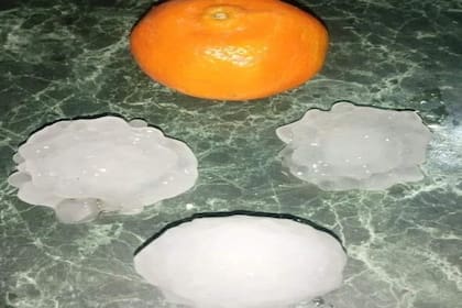 Cayeron piedras del tamaño de una mandarina