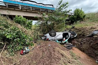 Despistó en la ruta 12, cayó con el auto debajo de un puente y murió