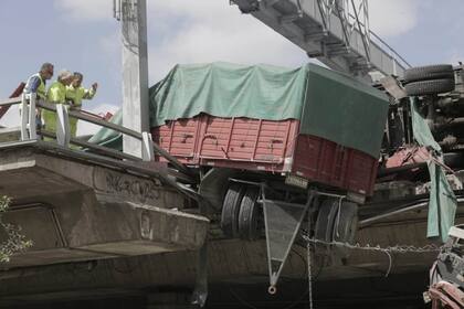 Cayó un camión de la autopista 25 de Mayo: el chofer está atrapado