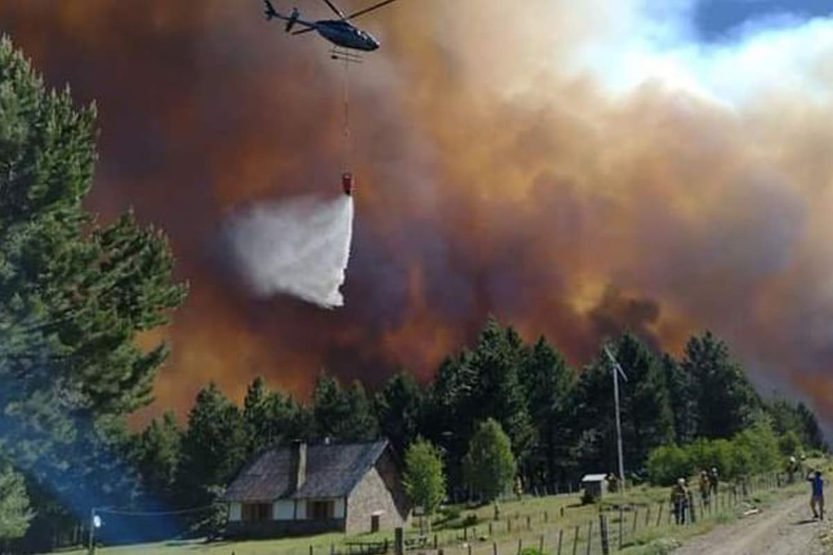 Cayó un helicóptero que combatía los incendios en Aluminé y murieron los dos tripulantes