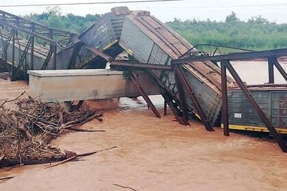 Cayó un puente en Salta cuando pasaba el tren Belgrano Cargas