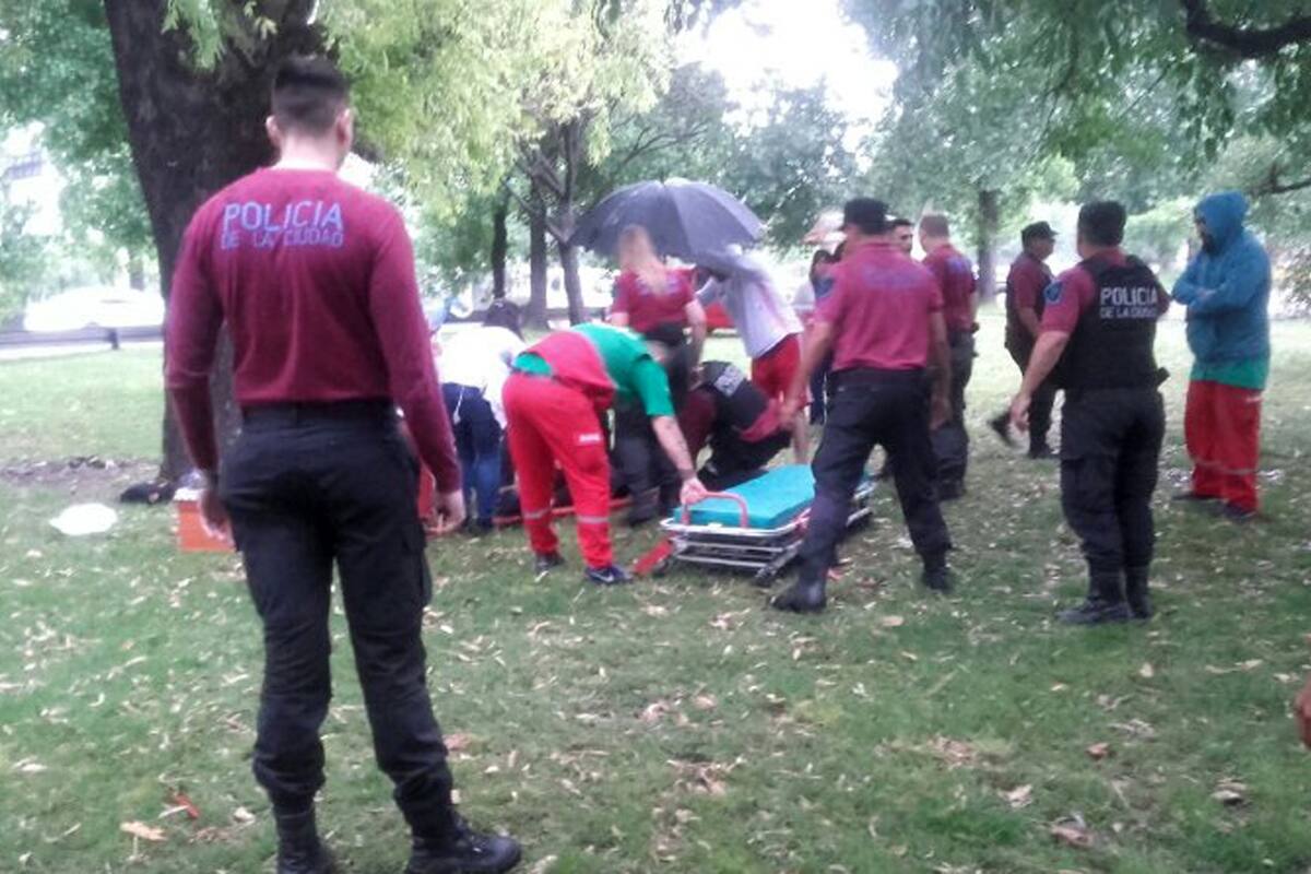 Cayó un rayo en Villa Lugano: hay dos heridos graves