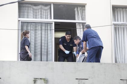 Policías, en el balcón del séptimo piso del edificio de la calle Salta 1571, en Mar del Plata, desde el cual cayó al vacío, ya desvanecida y golpeada, Jordana Belén Rivero