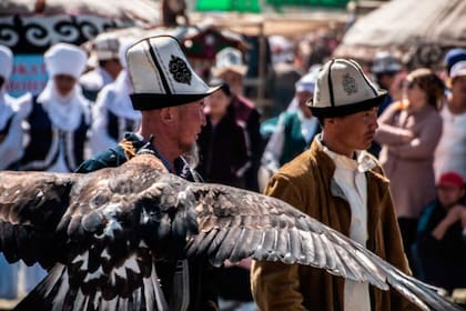 Salburuun consiste en la caza con águilas y otras aves como halcones y gavilanes.