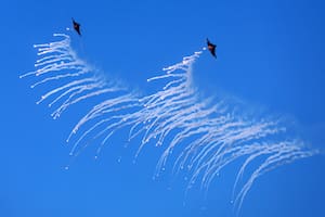 Cazas F-35A de la Fuerza Aérea surcoreana lanzan bengalas durante las maniobras conjuntas entre Corea del Sur y Estados Unidos en el Campo de Entrenamiento de Seungjin en Pocheon, Corea del Sur, el jueves 6 de marzo de 2025