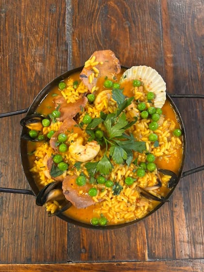 Cazuela de arroz con mariscos, uno de los clásicos del bodegón