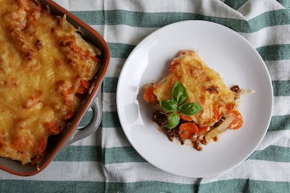 Cazuela de zanahorias con salsa de queso.
