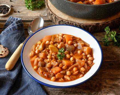 Cazuela vegetariana con legumbres y cereales.