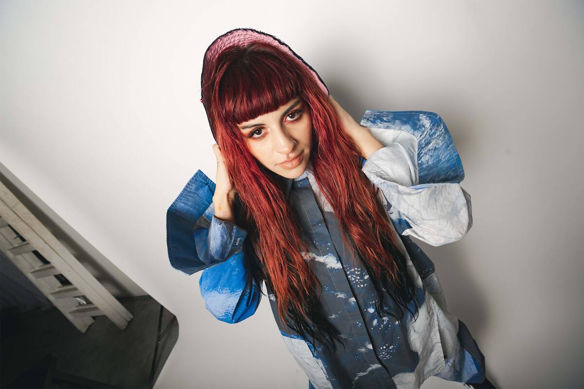 Cazzu apostó por un cambio de look total y abandonó la extensa melena con flequillo corto que la caracterizaba